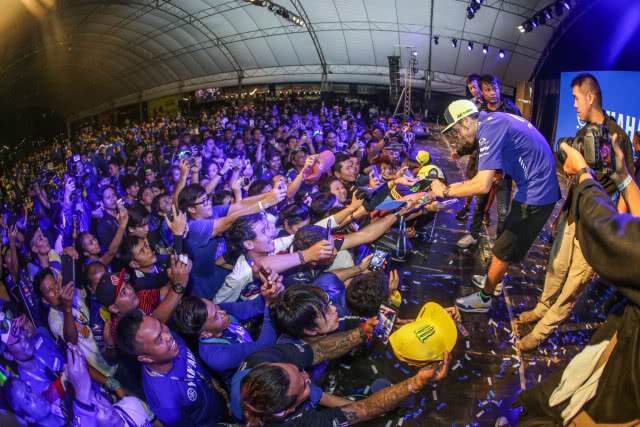 "รอสซี่" ควง "บีญาเลส" ร่วมมีตแอนด์กรี๊ดแฟนคลับต้อนรับอบอุ่น