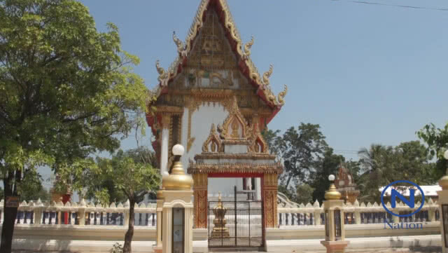 เจ้าอาวาสวัด เขียนป้ายห้ามนก!หลังบินก่อกวน  หลังคากุฏิ
