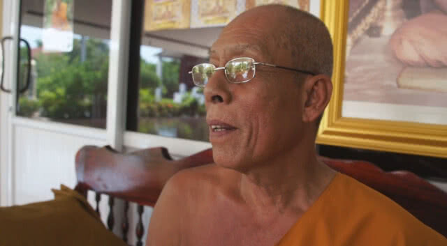 เจ้าอาวาสวัด เขียนป้ายห้ามนก!หลังบินก่อกวน  หลังคากุฏิ