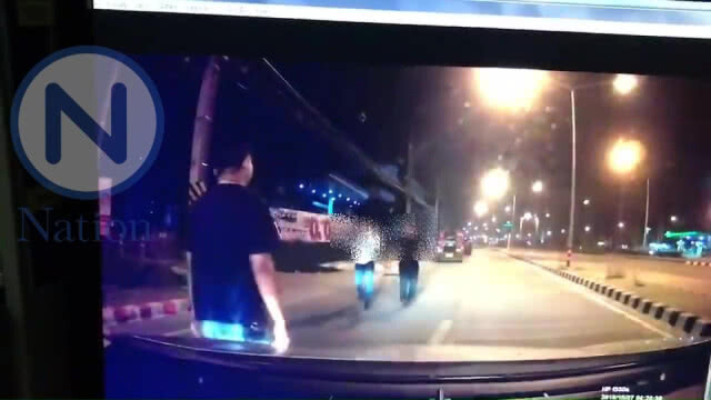 (คลิป) "รถแดงเชียงใหม่"ชักมีดหาเรื่อง "หนุ่มเต๊นท์รถ" หวิดเอาชีวิตไม่รอด