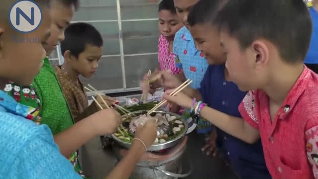 สุดยอด! โรงเรียนเลี้ยงหมูกระทะเป็นอาหารกลางวันฉลองสอบเสร็จ