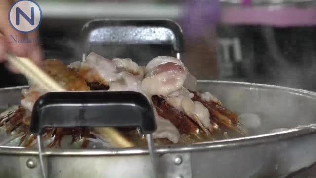 สุดยอด! โรงเรียนเลี้ยงหมูกระทะเป็นอาหารกลางวันฉลองสอบเสร็จ