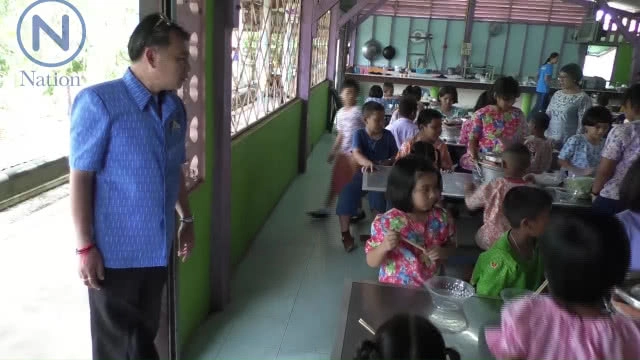 สุดยอด! โรงเรียนเลี้ยงหมูกระทะเป็นอาหารกลางวันฉลองสอบเสร็จ