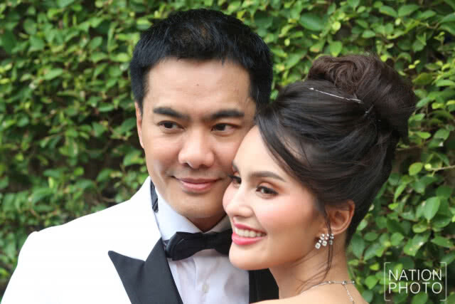 (ภาพชุด) สุดชื่นมื่น!!! "เคลลี่" ควง "นาย" แต่งงานสุดเรียบง่าย