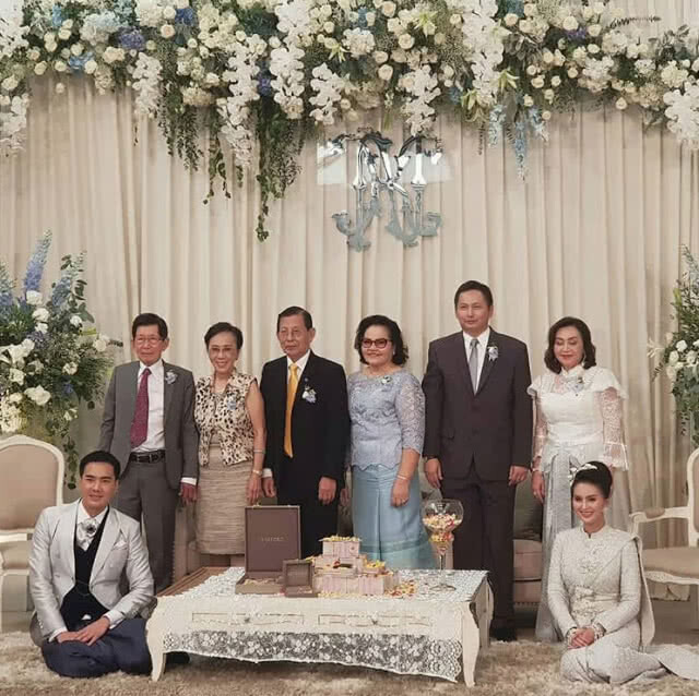 (ภาพชุด) สุดชื่นมื่น!!! "เคลลี่" ควง "นาย" แต่งงานสุดเรียบง่าย