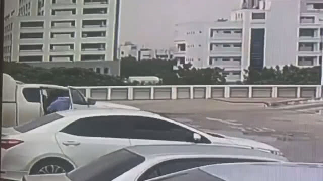 (คลิป) เปิดคลิประทึก!นาทีกระบะพุ่งตกตึก 6 ชั้น