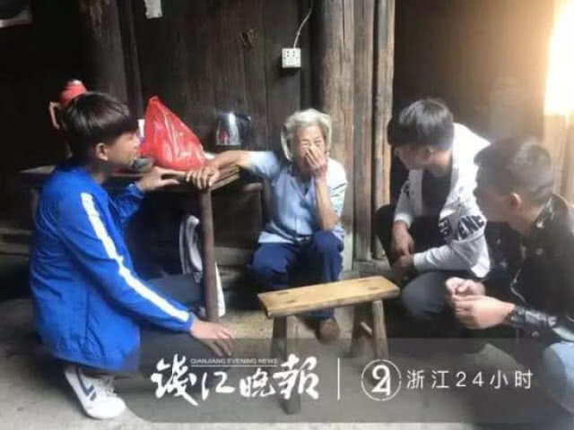 กันไว้ดีกว่าแก้!!! สามหนุ่มจีนระวังมิจฉาชีพ ควักมือถืออัดคลิปก่อนช่วยคนแก่เป็นลมริมทาง