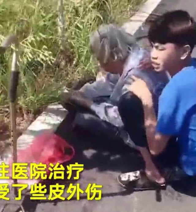 กันไว้ดีกว่าแก้!!! สามหนุ่มจีนระวังมิจฉาชีพ ควักมือถืออัดคลิปก่อนช่วยคนแก่เป็นลมริมทาง