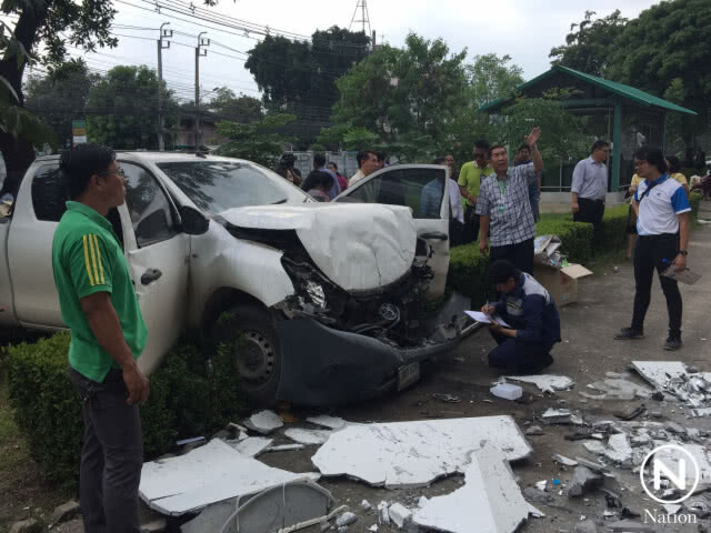 พังยับ!! รถพุ่งตกอาคาร อย. ชั้น 6