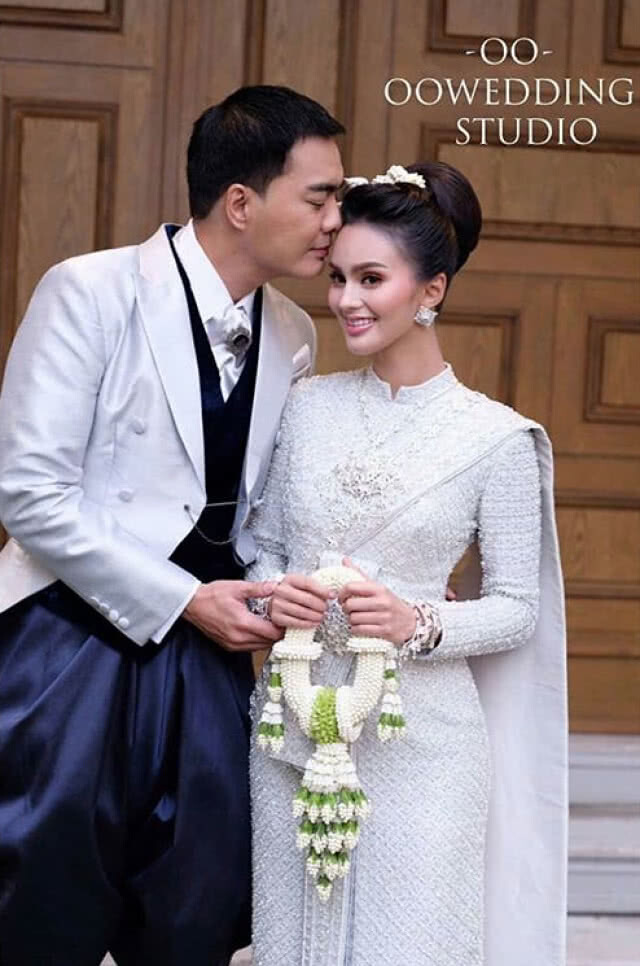(ภาพชุด) สุดชื่นมื่น!!! "เคลลี่" ควง "นาย" แต่งงานสุดเรียบง่าย