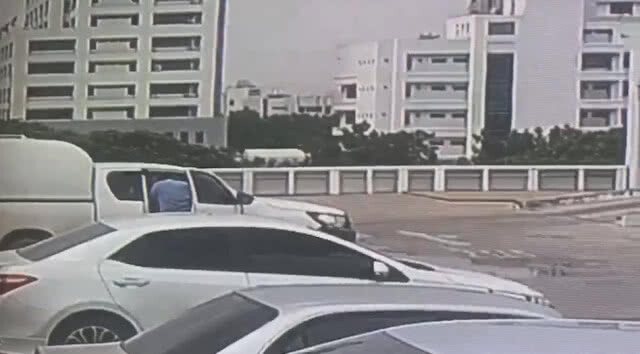 (คลิป) เปิดคลิประทึก!นาทีกระบะพุ่งตกตึก 6 ชั้น