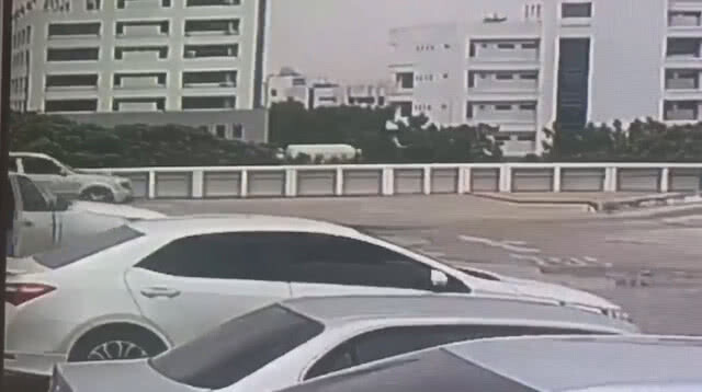 (คลิป) เปิดคลิประทึก!นาทีกระบะพุ่งตกตึก 6 ชั้น