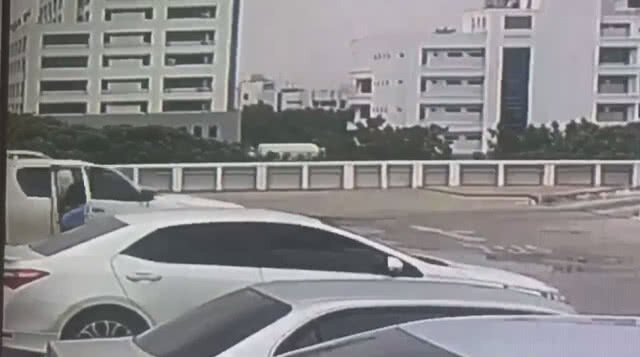 (คลิป) เปิดคลิประทึก!นาทีกระบะพุ่งตกตึก 6 ชั้น