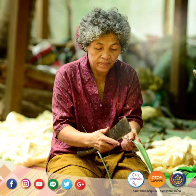 กี่พันตะกอ ทอไหมทองที่ท่าสว่าง | บ้านท่าสว่าง จ.สุรินทร์