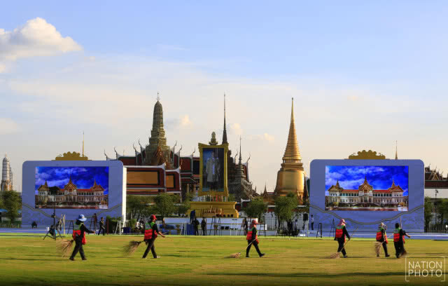 เจ้าหน้าที่เตรียมจัดพิธีเนื่องในวันคล้ายวันสวรรคต ในหลวง รัชกาลที่ ๙ ณ ท้องสนามหลวง