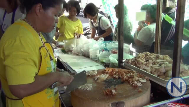 แจกข้าวมันไก่ฟรีทำดีเพื่อ พ่อหลวง ร.๙