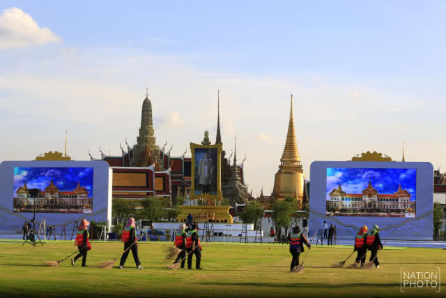 เจ้าหน้าที่เตรียมจัดพิธีเนื่องในวันคล้ายวันสวรรคต ในหลวง รัชกาลที่ ๙ ณ ท้องสนามหลวง