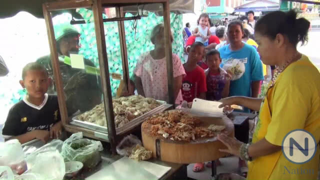 แจกข้าวมันไก่ฟรีทำดีเพื่อ พ่อหลวง ร.๙