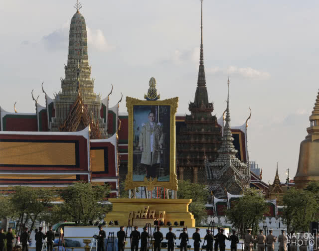 เจ้าหน้าที่เตรียมจัดพิธีเนื่องในวันคล้ายวันสวรรคต ในหลวง รัชกาลที่ ๙ ณ ท้องสนามหลวง