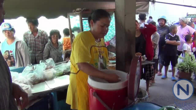 แจกข้าวมันไก่ฟรีทำดีเพื่อ พ่อหลวง ร.๙