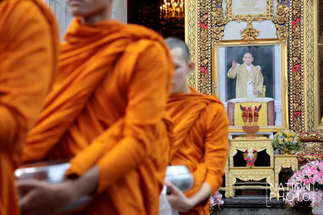 สมเด็จพระวันรัต เจ้าอาวาสวัดบวร ประธานพิธีทำบุญตักบาตร ถวายพระราชกุศล ในหลวง ร.9