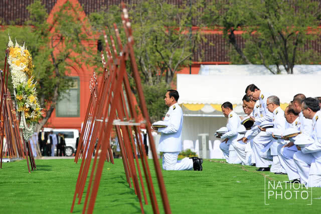 "นายกฯ" นำ "ครม." วางพวงมาลา พร้อม ถวายบังคม เพื่อรำลึกในพระมหากรุณาธิคุณ "ในหลวง ร.9"