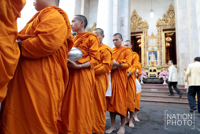 สมเด็จพระวันรัต เจ้าอาวาสวัดบวร ประธานพิธีทำบุญตักบาตร ถวายพระราชกุศล ในหลวง ร.9