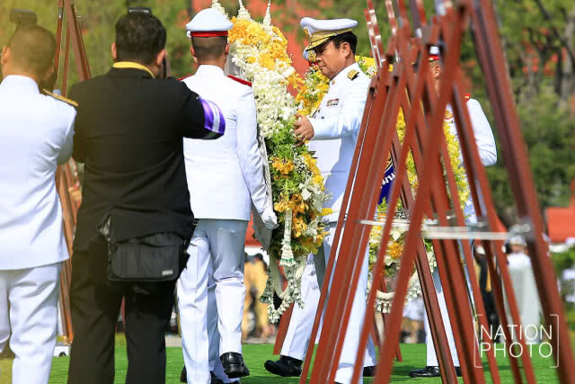 "นายกฯ" นำ "ครม." วางพวงมาลา พร้อม ถวายบังคม เพื่อรำลึกในพระมหากรุณาธิคุณ "ในหลวง ร.9"