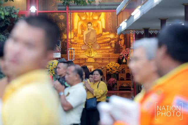 สมเด็จพระวันรัต เจ้าอาวาสวัดบวร ประธานพิธีทำบุญตักบาตร ถวายพระราชกุศล ในหลวง ร.9