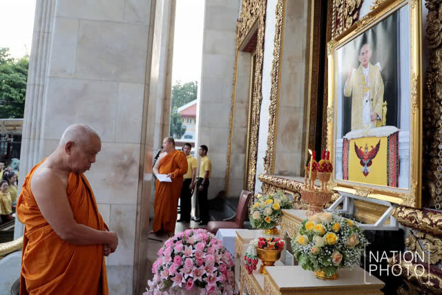 สมเด็จพระวันรัต เจ้าอาวาสวัดบวร ประธานพิธีทำบุญตักบาตร ถวายพระราชกุศล ในหลวง ร.9