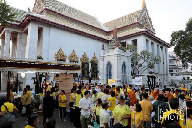 สมเด็จพระวันรัต เจ้าอาวาสวัดบวร ประธานพิธีทำบุญตักบาตร ถวายพระราชกุศล ในหลวง ร.9