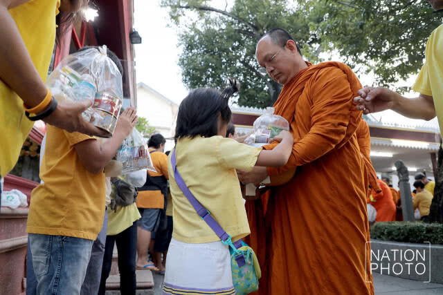 สมเด็จพระวันรัต เจ้าอาวาสวัดบวร ประธานพิธีทำบุญตักบาตร ถวายพระราชกุศล ในหลวง ร.9