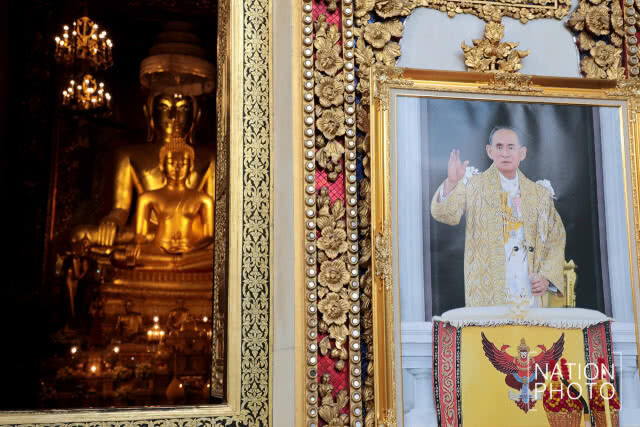 สมเด็จพระวันรัต เจ้าอาวาสวัดบวร ประธานพิธีทำบุญตักบาตร ถวายพระราชกุศล ในหลวง ร.9