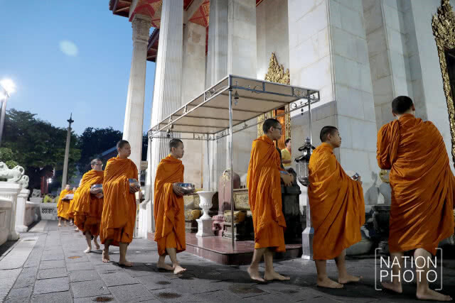สมเด็จพระวันรัต เจ้าอาวาสวัดบวร ประธานพิธีทำบุญตักบาตร ถวายพระราชกุศล ในหลวง ร.9