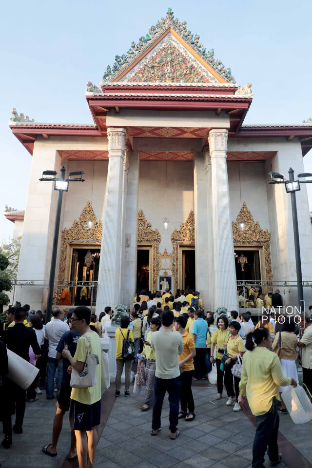 สมเด็จพระวันรัต เจ้าอาวาสวัดบวร ประธานพิธีทำบุญตักบาตร ถวายพระราชกุศล ในหลวง ร.9
