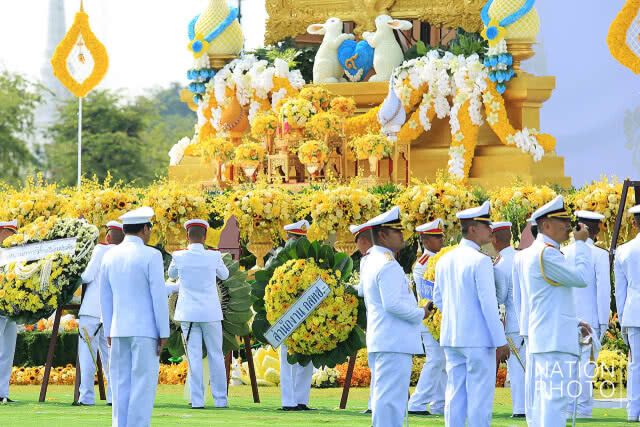 "นายกฯ" นำ "ครม." วางพวงมาลา พร้อม ถวายบังคม เพื่อรำลึกในพระมหากรุณาธิคุณ "ในหลวง ร.9"