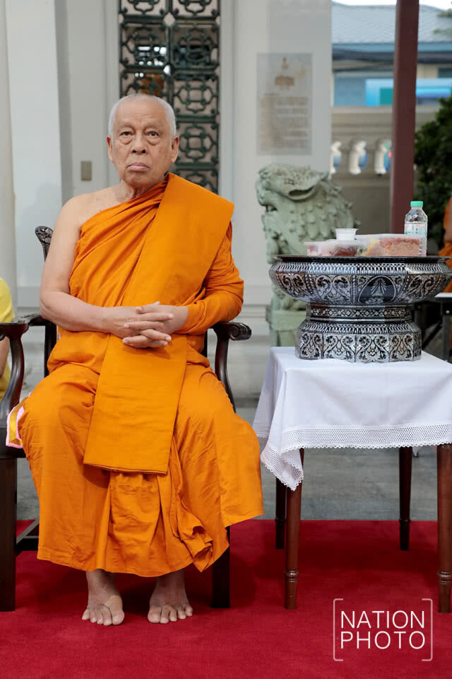 สมเด็จพระวันรัต เจ้าอาวาสวัดบวร ประธานพิธีทำบุญตักบาตร ถวายพระราชกุศล ในหลวง ร.9