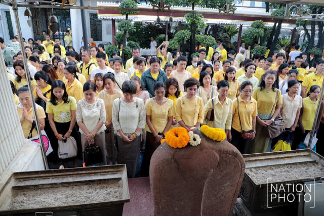 สมเด็จพระวันรัต เจ้าอาวาสวัดบวร ประธานพิธีทำบุญตักบาตร ถวายพระราชกุศล ในหลวง ร.9