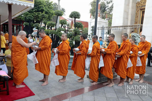 สมเด็จพระวันรัต เจ้าอาวาสวัดบวร ประธานพิธีทำบุญตักบาตร ถวายพระราชกุศล ในหลวง ร.9