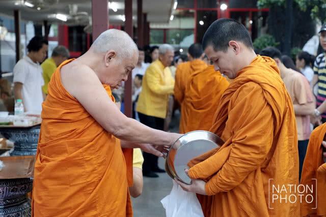 สมเด็จพระวันรัต เจ้าอาวาสวัดบวร ประธานพิธีทำบุญตักบาตร ถวายพระราชกุศล ในหลวง ร.9