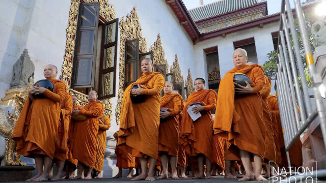 สมเด็จพระวันรัต เจ้าอาวาสวัดบวร ประธานพิธีทำบุญตักบาตร ถวายพระราชกุศล ในหลวง ร.9