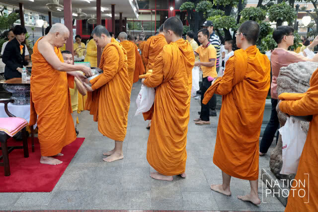 สมเด็จพระวันรัต เจ้าอาวาสวัดบวร ประธานพิธีทำบุญตักบาตร ถวายพระราชกุศล ในหลวง ร.9