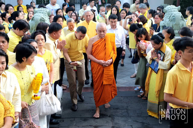 สมเด็จพระวันรัต เจ้าอาวาสวัดบวร ประธานพิธีทำบุญตักบาตร ถวายพระราชกุศล ในหลวง ร.9