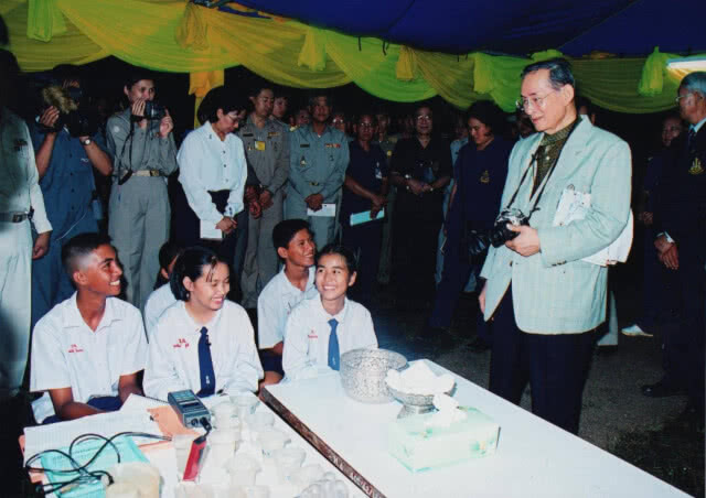 รำลึก2ปี สวรรคตรัชกาลที่๙นร.ในหลวง สานปณิธานต้นแบบครูผู้ให้ที่ยิ่งใหญ่