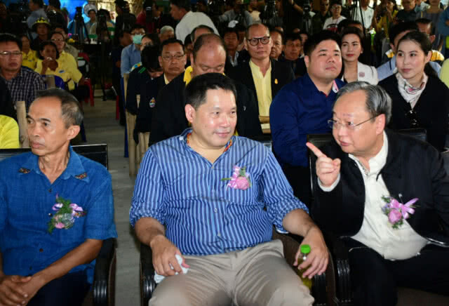 "อุตตม" นำ 2 รัฐมนตรีพลังประชารัฐลงพื้นที่ยันแค่รับฟังความเห็นไม่ได้พูดนโยบาย