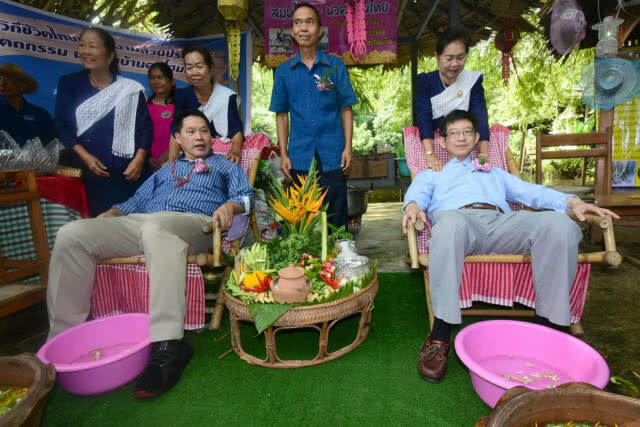 3 รมต. บุกตลาดน้ำระดมสมองฟังปัญหา ปชช. "สนธิรัตน์" ยันมาในนามพรรค #พลังประชารัฐ ไร้หัวโขน รมต.