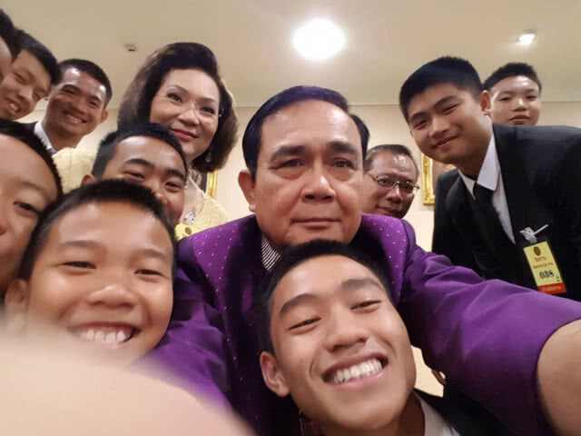 "ลุงตู่" โพสต์ภาพเซลฟี่ครั้งแรกบนเฟซ กับ "ทีมหมูป่า"
