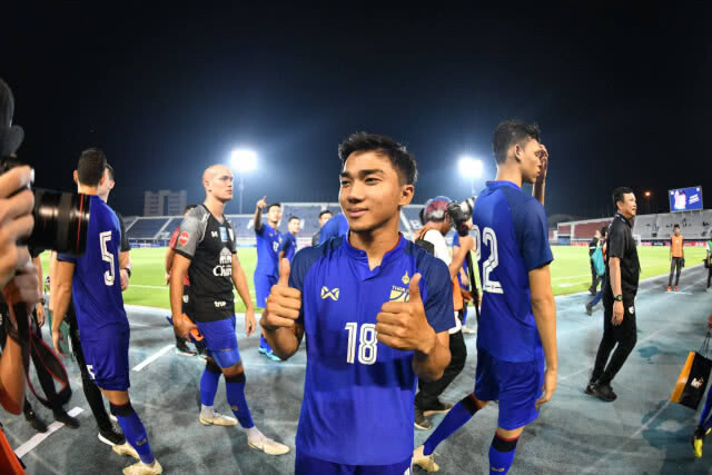 "ชนาธิป"โชว์ร้องเพลง-เล่นกีตาร์เพลงเศร้า