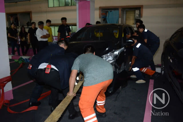โบรกเกอร์หนุ่มขับรถชนอีกคันทะลุกำแพงหวิดร่วง (มีคลิป)