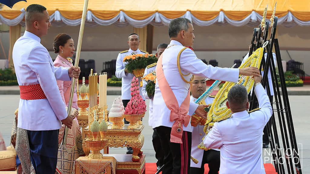 สมเด็จพระเจ้าอยู่หัว ทรงวางพวงมาลา เนื่องในวันปิยมหาราช สมเด็จพระเจ้าอยู่หัว ทรงวางพวงมาลา เนื่องในวันปิยมหาราช